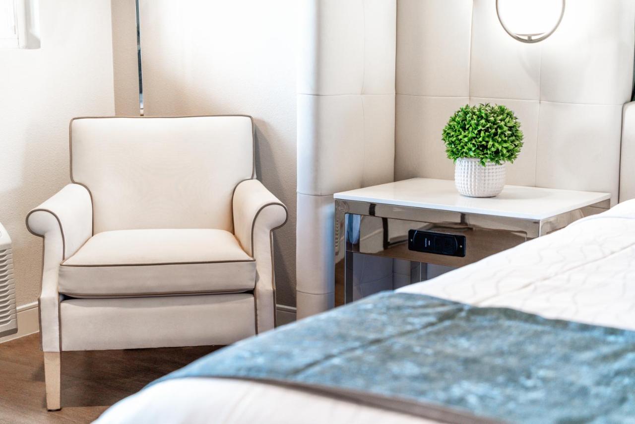 Aspire Inn Studios & Spas Bellflower Exterior photo
