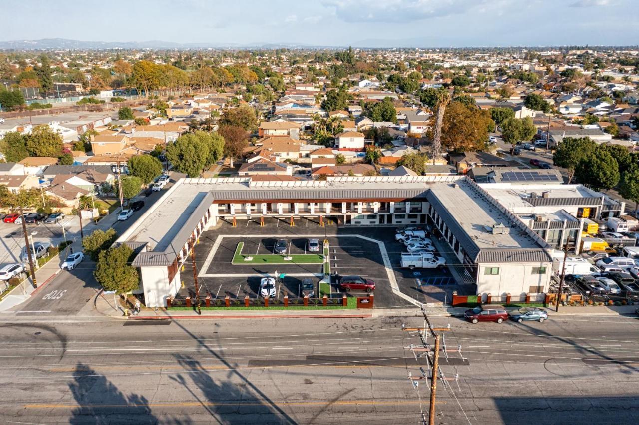 Aspire Inn Studios & Spas Bellflower Exterior photo