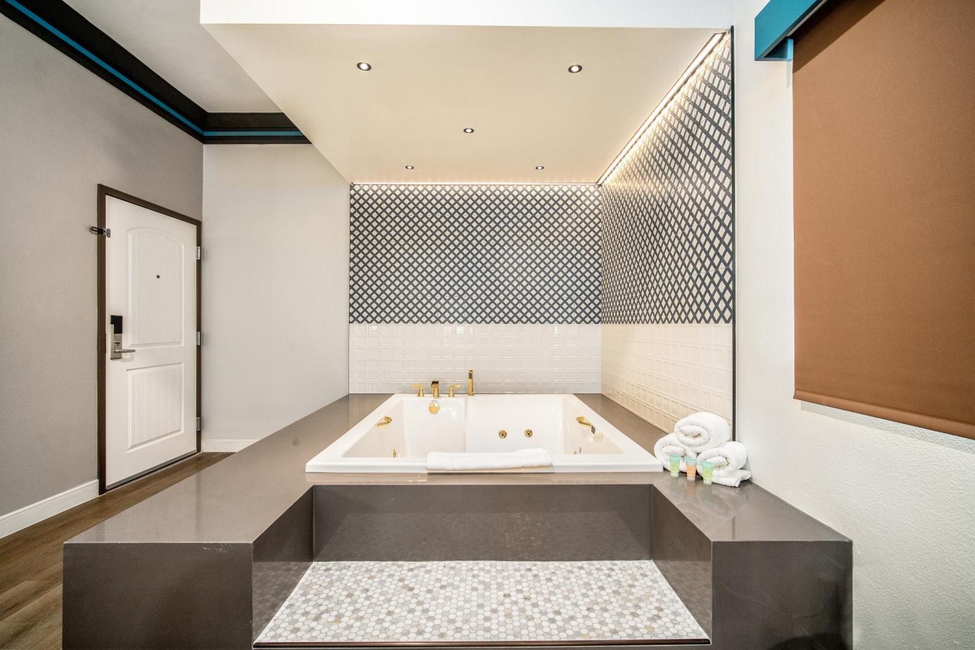 Aspire Inn Studios & Spas Bellflower Exterior photo